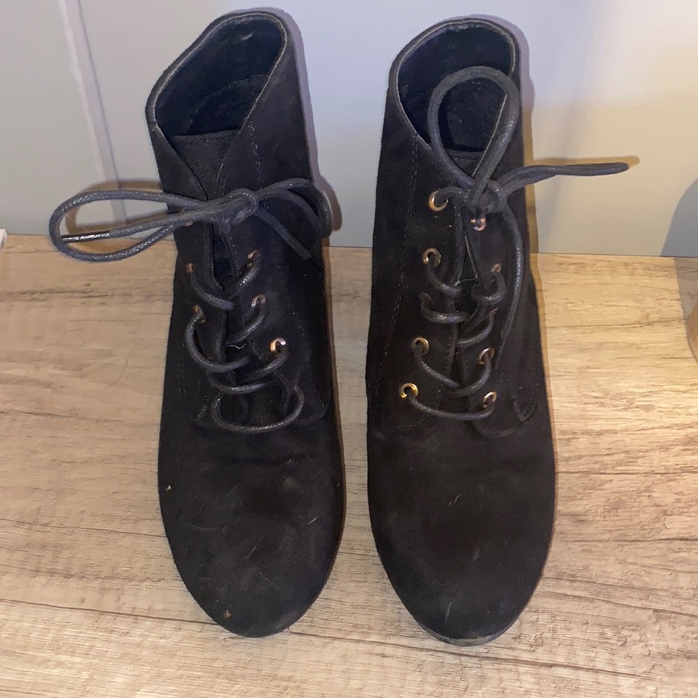 Black booties with block heel